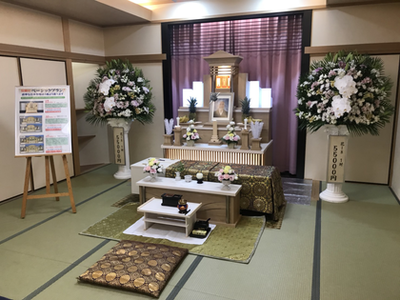 今、人気の和室でおこなう家族葬の祭壇を展示しました。