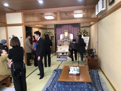 和室で行う家族葬の説明風景