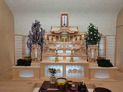 白木の祭壇って意外と良いもので､実は家族葬でも一番ご利用が多いです。