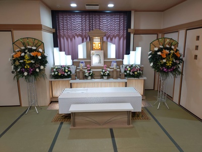 和室でおこなう家族葬の祭壇です