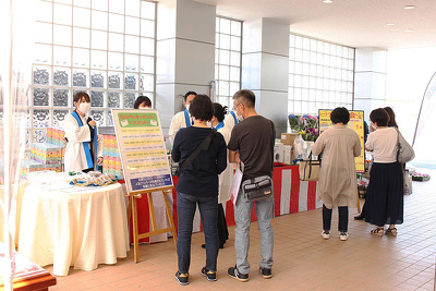 大抽選会で賑わう風景